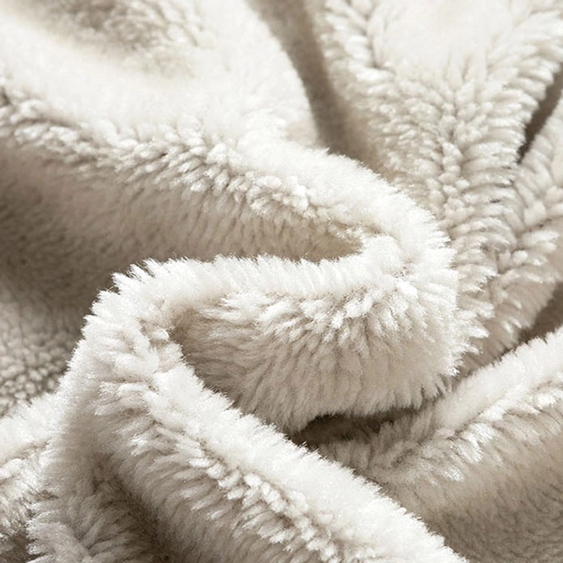 Herren-Sherpa-Fleece-Auskleidung Makro-Nahaufnahme zeigt dicke, weiche, flauschige Flor-Textur in cremefarbener Farbe - hochwertige Winter-Isolationsmaterial