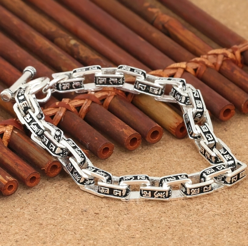 Herren S925 Sterling Silber Gothic Mantra Armband mit antiker Patina-Oberfläche auf Bambusoberfläche und Holztisch – Lifestyle-Ansicht der gotischen Armbandelite