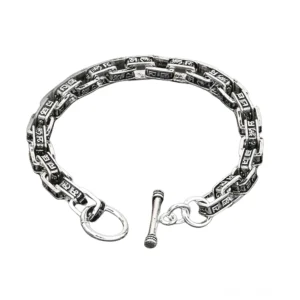 Herren S925 Sterling Silber Gothic Quadrat-Glieder Mantra Armband mit eingravierter Kette, Draufsicht auf weißem Hintergrund – elegantes gotisches Schmuckdesign