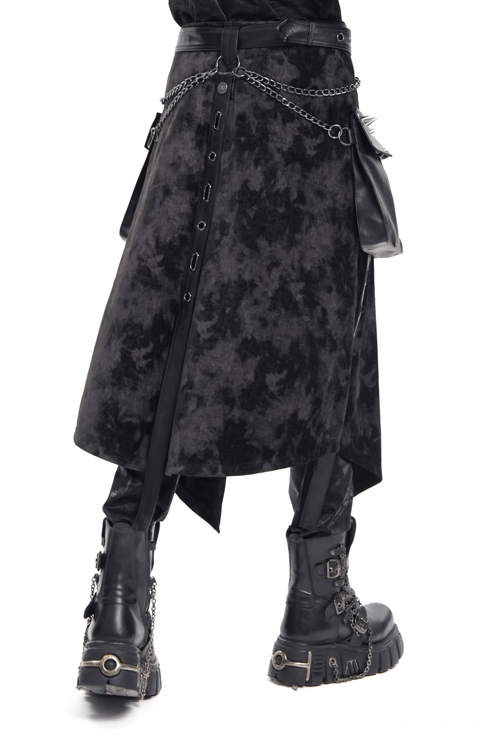 Gothic Männerrock Seitenansicht Profil mit ungleichmäßigem Saum Grommet-Details und Lederhosenträger funktionales Mehrfach-Taschensystem