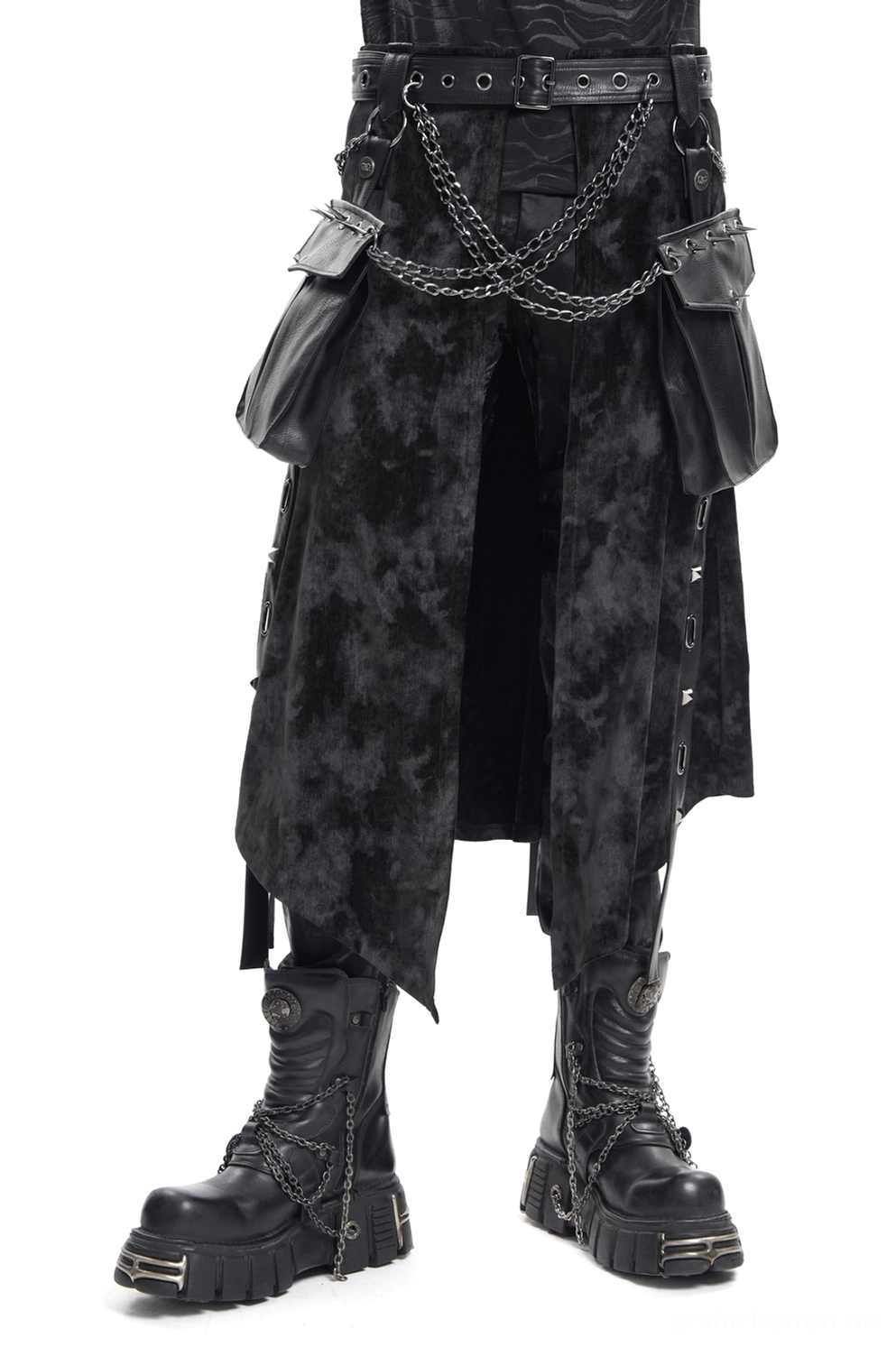 Herrenrock Gothic mit asymmetrischem Split-Saum Vorderansicht auf Model mit Plateau-Stiefeln dunkelschwarzer Stoff und abnehmbare Metallketten