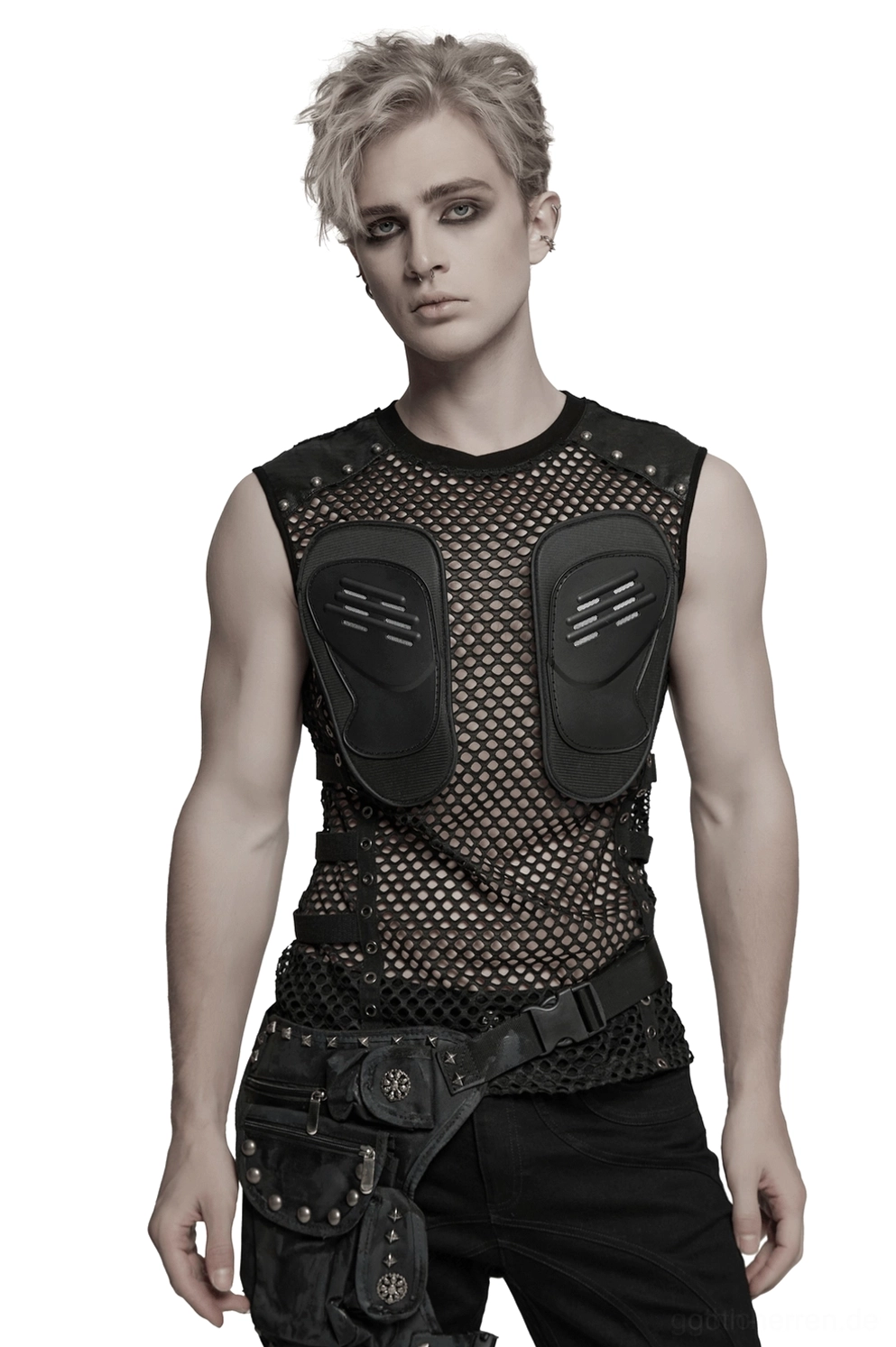 Herren Gothic Mesh Muskelshirt mit Kunstleder-Brustpaneelen und Metall-Nieten Vorderansicht auf männlichem Model tragend