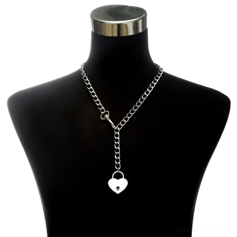 Herzfoermiges schloss gothic choker anhaenger, silber y-lariat kettendesign, vollstaendige frontansicht auf schwarzem schmuckmaennchen