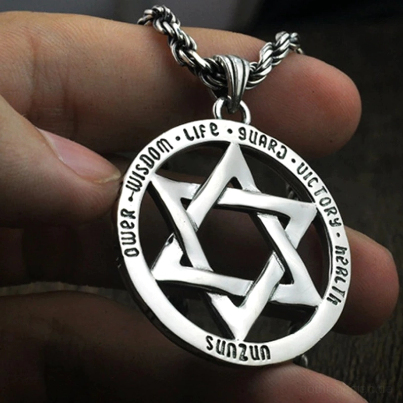 Hexagramm Silberanhänger an gedrehter Seiltau-Kette Nahaufnahme Handhaltung gotische Halskette 925er Sterlingsilber okkultes Symbol Davidstern Necklace Anhänger