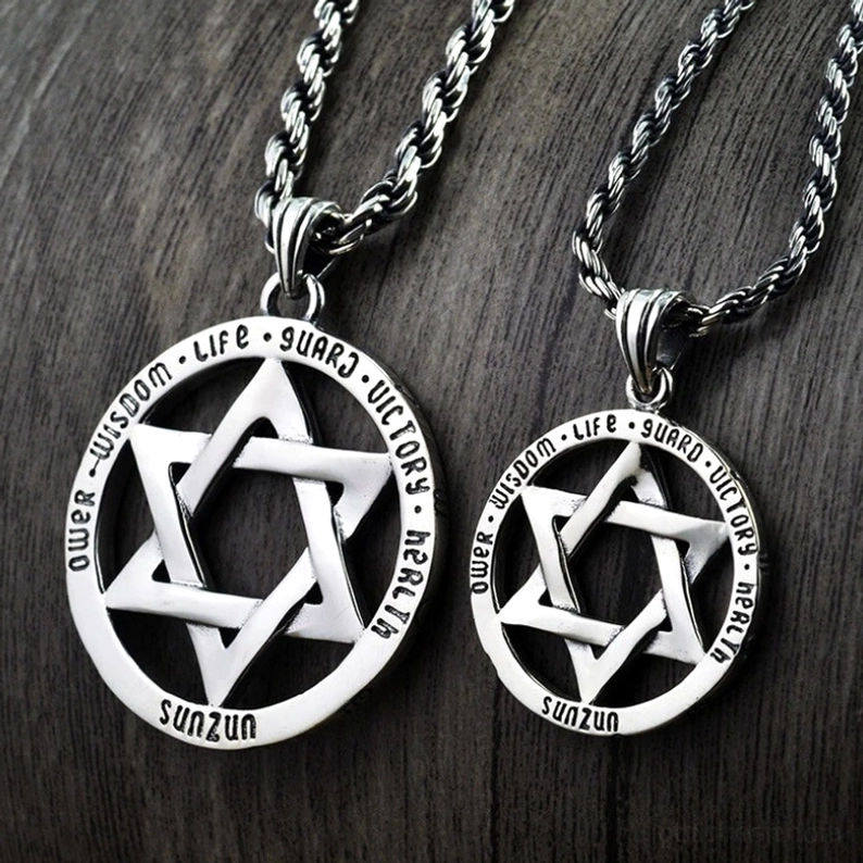Zwei Hexagramm Davidstern Silberanhänger verschiedene Größen mit gedrehten Ketten Paarset 925er Sterlingsilber gotische Halskette okkulter Schmuck Vintage-Stil