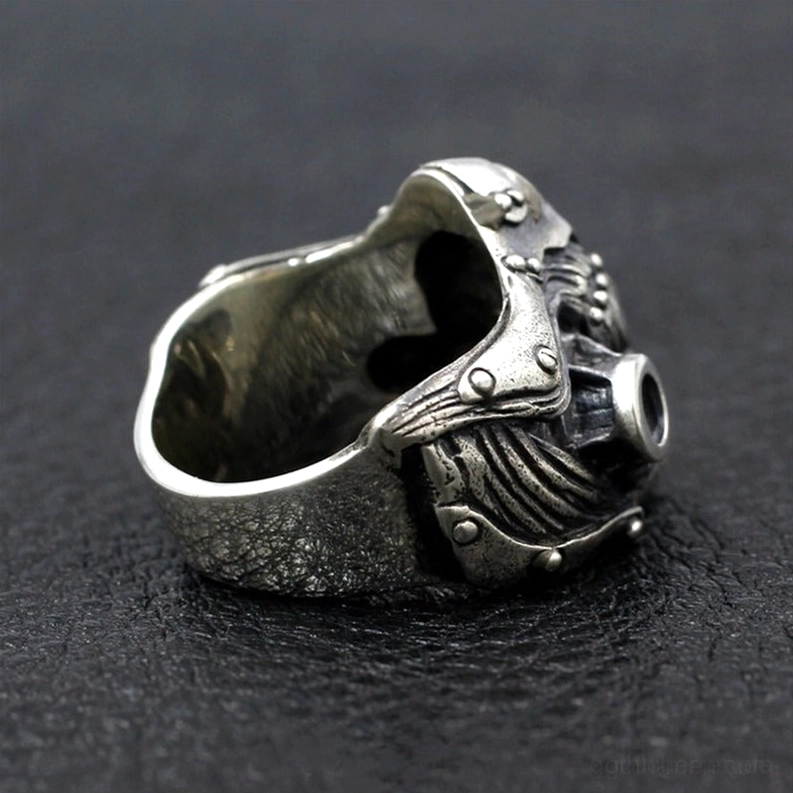 Innenseite des Totenkopf-Panzerrings – offenes verstellbares Banddesign und antike Silbermetallfinish mit Hohlöffnung, sichtbare Konstruktionsdetails