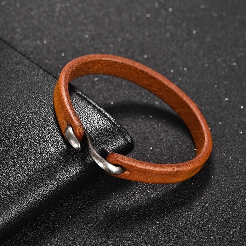 Honey Tan Lederarmband Draufsicht mit Bootshaken-Verschluss, matte Oberfläche, warmes Leder, neo-gothic Design