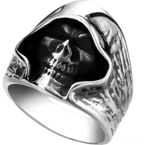 Hooded Grim Reaper Skull Ring 316L Edelstahl Gothic Statement Schmuck mit strukturiertem Flügel-Muster-Band Vorderansicht Dreiviertelperspektive vintage Silber Finish