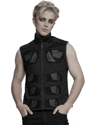 Schwarze Industrial-Cyber-Goth Tactical Mesh Weste mit 3D Gummirüstung-Panzern, Vorderansicht auf männlichem Modell in Studio, taillierter schwarzer Schnitt mit Stehkragen und Reißverschluss