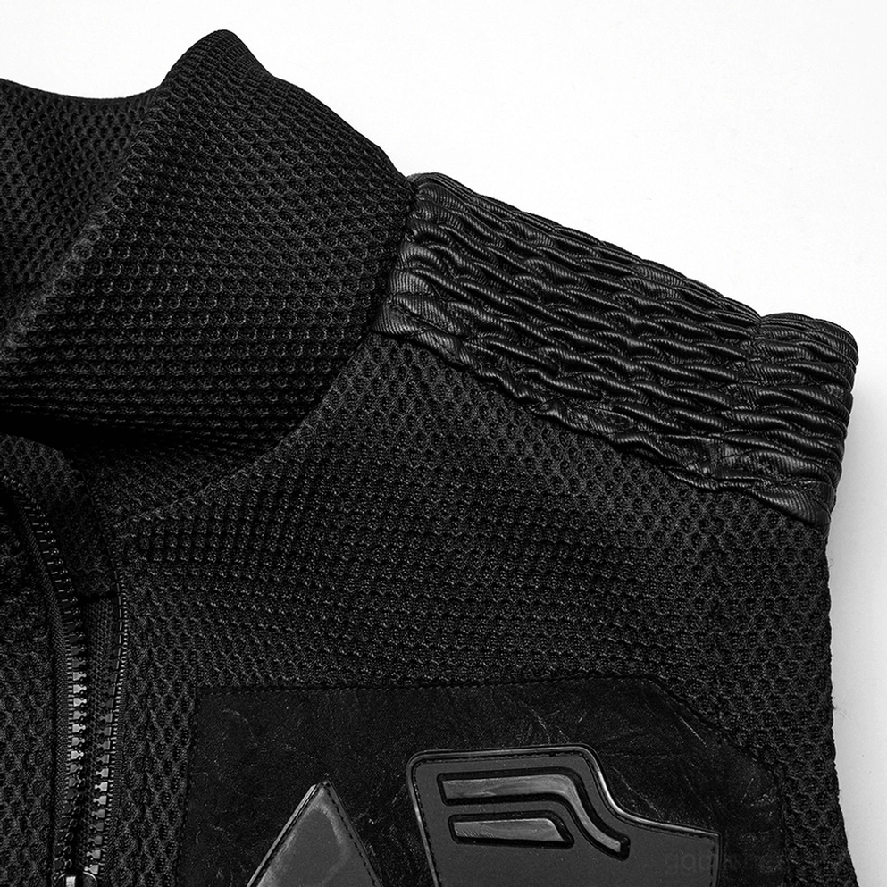 Nahaufnahme des Kragens und der Schulterdetails der Industrial-Gothic Tactical Weste, gerippte Synthetikleder-Besatzung, Steh-Reißverschluss-Kragen, 3D-Gummi-Brand-Patches, Mesh-Grundierung