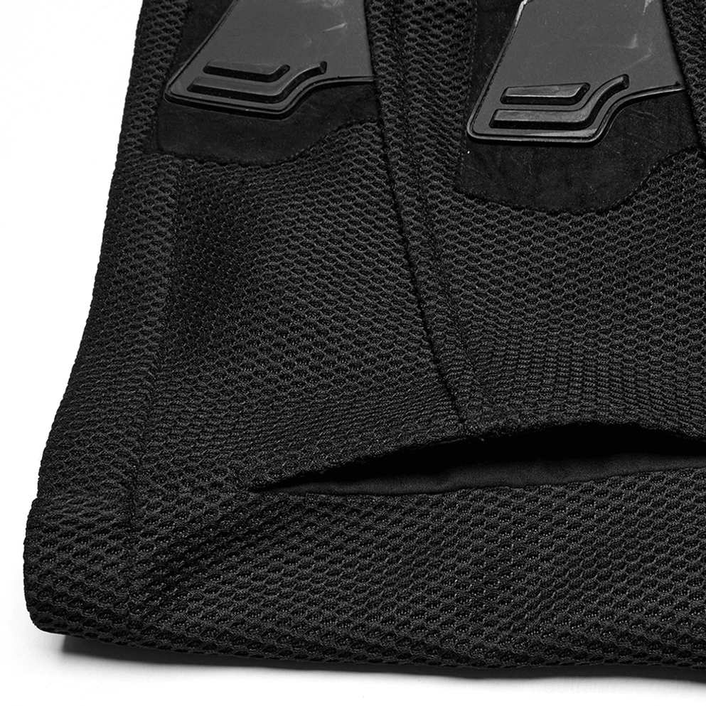 Nahaufnahme der Texturdetails der Industrial-Gothic Tactical Mesh Weste, schwarzes gewebtes Mesh-Gewebe, gesteppte Nähte, wildleder-ähnliche Akzent-Patches, Konstruktionsqualität