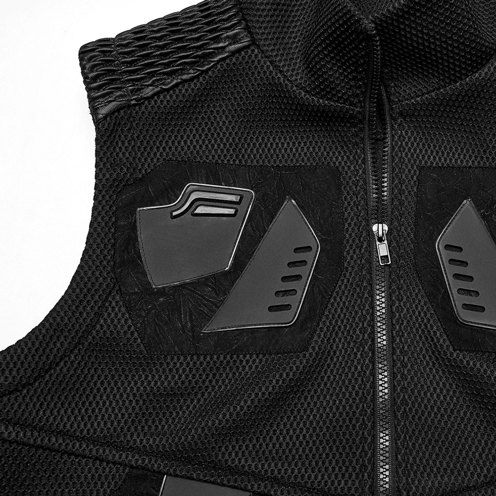Nahaufnahme des schwarzen Metallreißverschlusses und der 3D-Gummi-Taktik-Patches an der Industrial-Gothic-Mesh-Weste, futuristische Rüstungs-Detaillierung, Polyester-Mesh-Grundierung