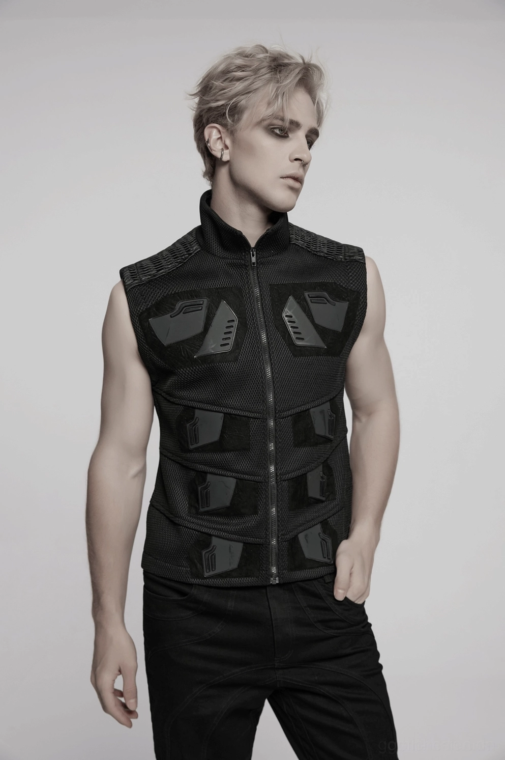 Styling-Inspirationen für schwarze Industrial-Gothic-Tactical-Mesh-Weste, Cyberpunk-Alternative-Fashion, Industrial-Goth-Subkultur-Ästhetik, zeitgenössische dunkle Herrenmode