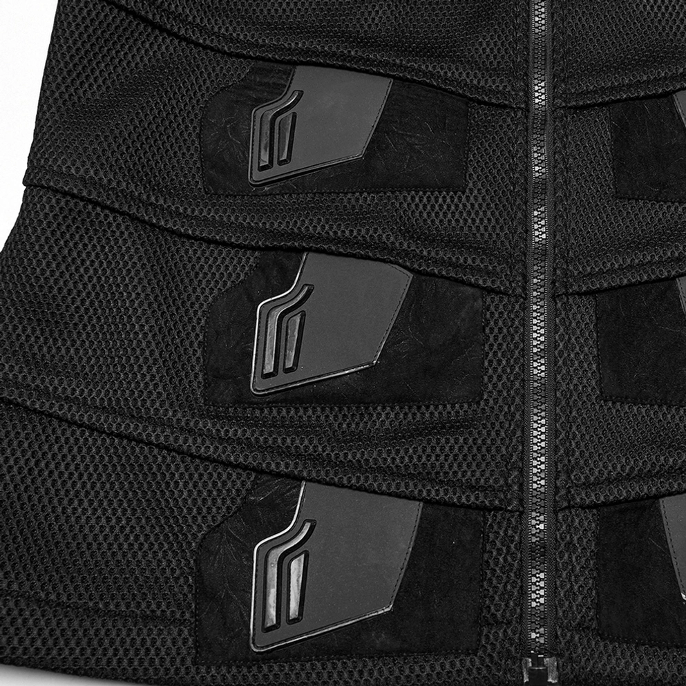 Alternative Winkelansicht der schwarzen Industrial-Tactical-Mesh- und Synthetikleder-Gothic-Weste, tailliertes Profil, Industrial-Cyberpunk-Ästhetik, 3D-Rüstungs-Details-Präsentation