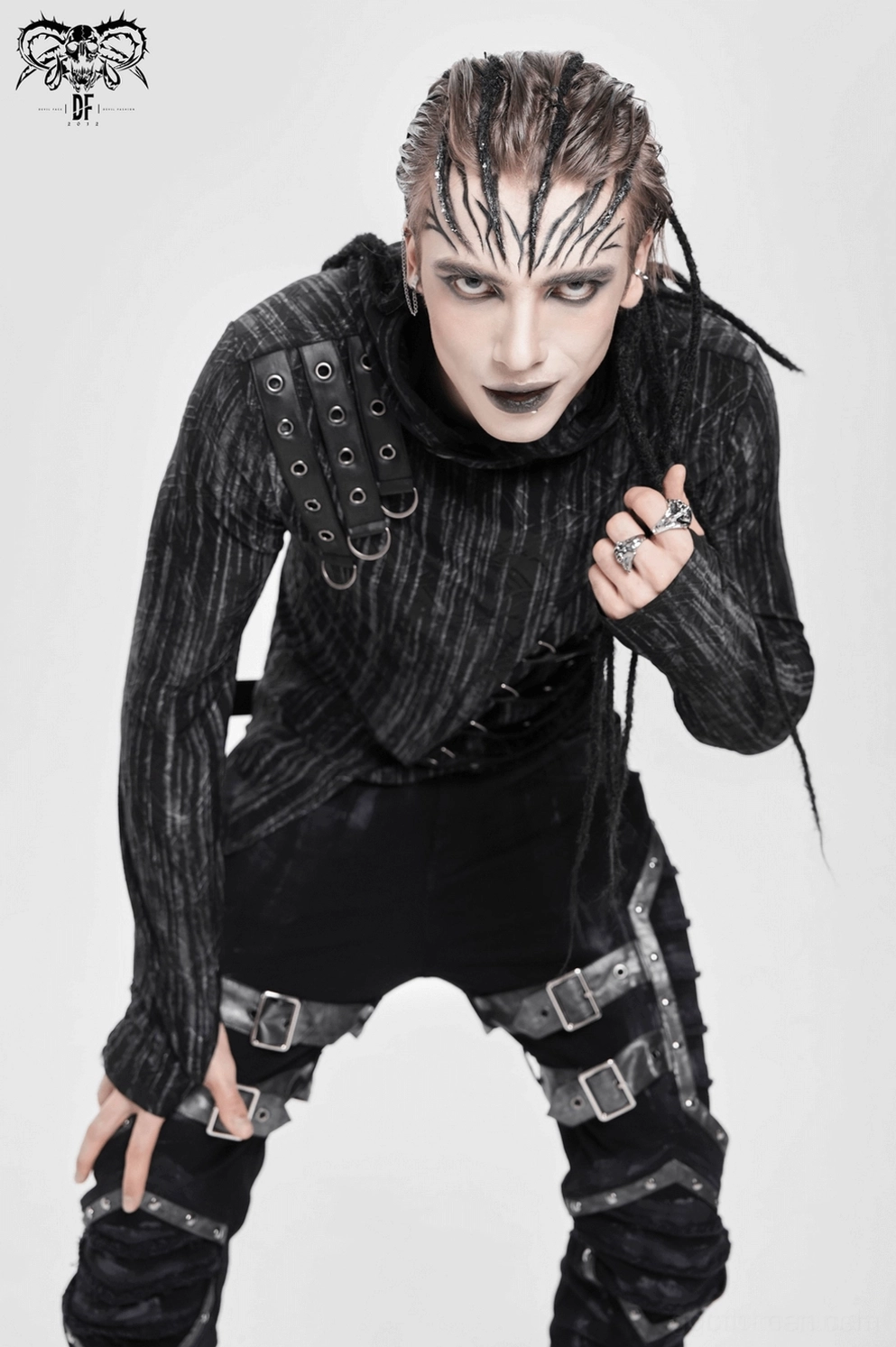 Detailaufnahme der gestreiften Strickstruktur und Metallhardware auf schwarzem Industrial Gothic Kapuzenpullover