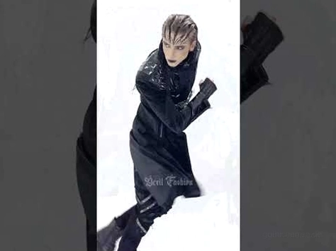 Industrial-Gothic-Mantel Rückansicht auf Schneiderpuppe, patent leather Rückenpanel und zentraler Reißverschluss Detail