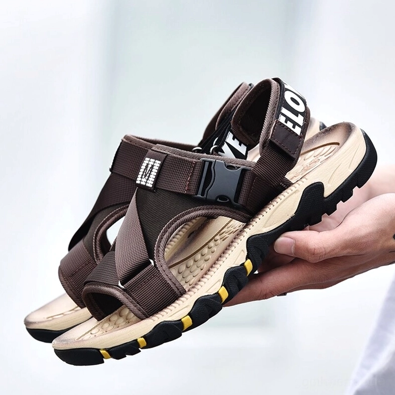 Industrial Gothic Sandalen mit Betonung des Metallschnallensystems und Kreuzriemchen-Konfiguration, detaillierte Makrofotografie des hardware-designs