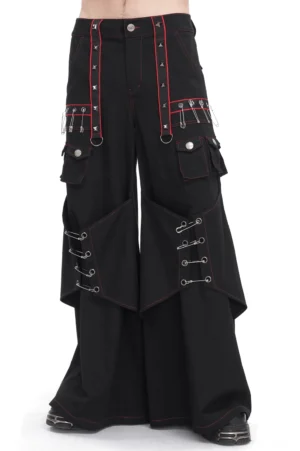 Industrial Gothic schwarze Schlaghose mit roter Steppnaht und Metallnieten Vorderansicht auf männlichem Model