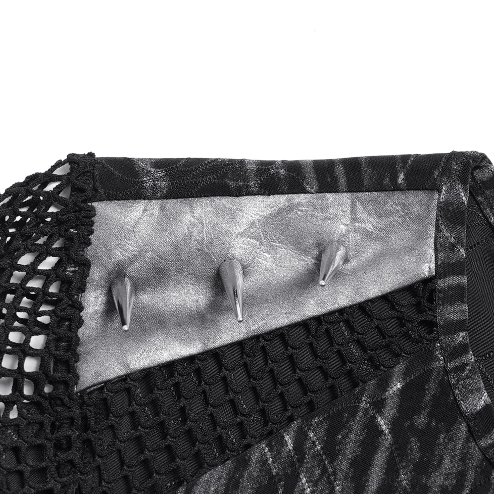 Industrial Punk Nietenkreuz-Harness T-Shirt zerrissene Textur und Mesh-Stoff-Detail-Nahaufnahme mit Hardware