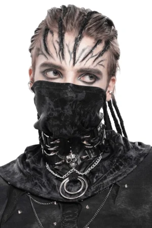 Schwarzer vernickelter Leder-Spike-Choker mit Totenkopf-Charms und Metallringen auf männlichem Modell mit Dreadlocks, Vorderansicht Gothic Industrial Halskette
