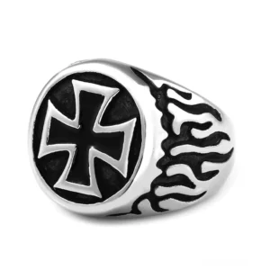 Infernal Cross Flame Gothic Biker Ring – Edelstahl Statement Schmuck mit silberfarbenem Hochglanzfinish und schwarzen oxidierten Eisenkreuz-Details in Dreiviertelvorderansicht