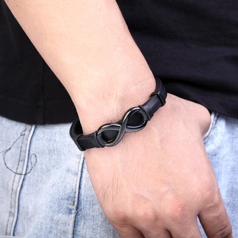 Gotisches Infinity-Lederarmband getragen an männlicher Hand und Handgelenk, Seitenansicht zeigt Passform und Design-Authentizität