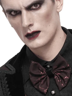 Frontansicht: Gothic-Schleife mit Schnürsystem auf Herrmodell, elegante Formalbekleidung, dramatisches gotisches Make-up, dunkle Alternative Fashion mit burgunderfarbenem Accessoire