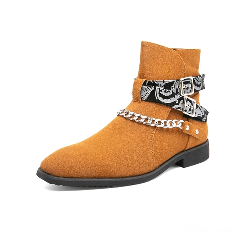 Hellbraune Kamel-Veloursleder gotische Knöchelstiefel Seitenprofil zeigt spitze Zehenform und dekorative Schnallenriemen-Details mit Hardware