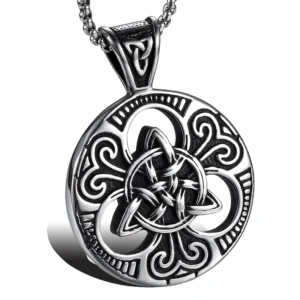 Keltischer Knot Cross Shield Edelstahl-Gothic-Anhänger-Halskette Vorderansicht mit intricate carved keltischen Mustern und Ranken