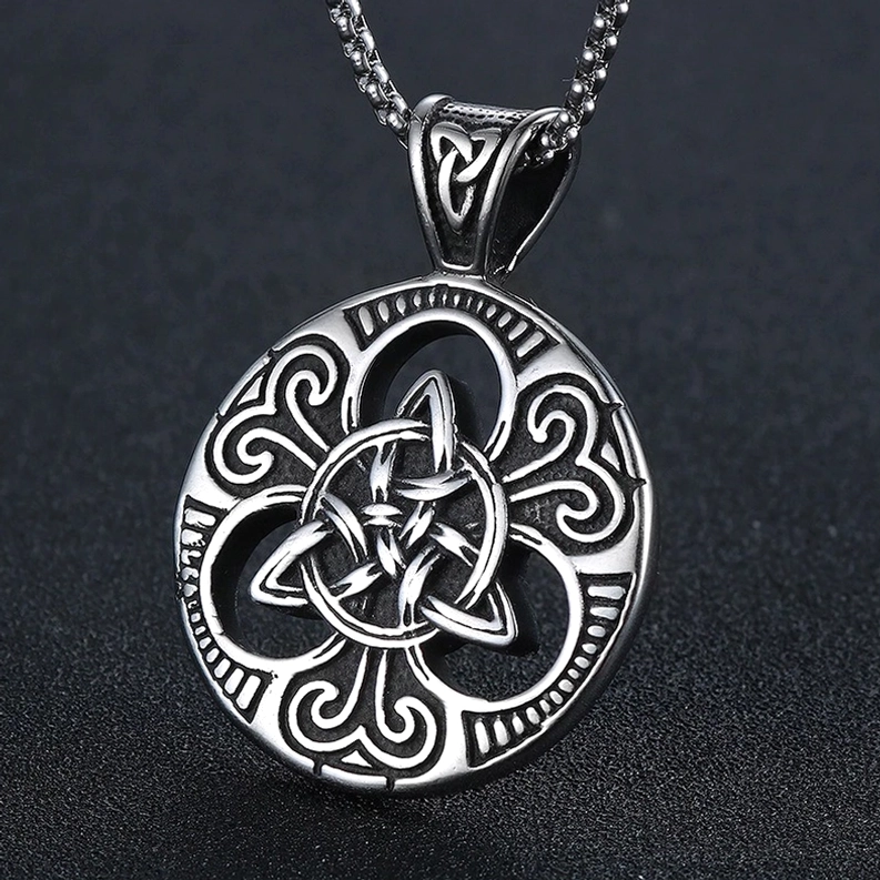 Keltischer Knot Cross Shield Pendant poliertes Silber-Finish Vorderansicht Flatlay schwarzer Hintergrund