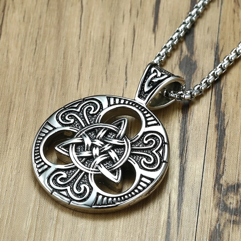 Keltischer Knot Pendant Obere Schrägansicht mit intricaten Schnitzdetails Holzuntergrund Premium-Verarbeitung