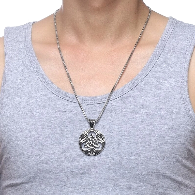 Mann trägt Keltischer Knot Gothic Pendant Halskette alltägliches Tragen Dark-Fashion Styling
