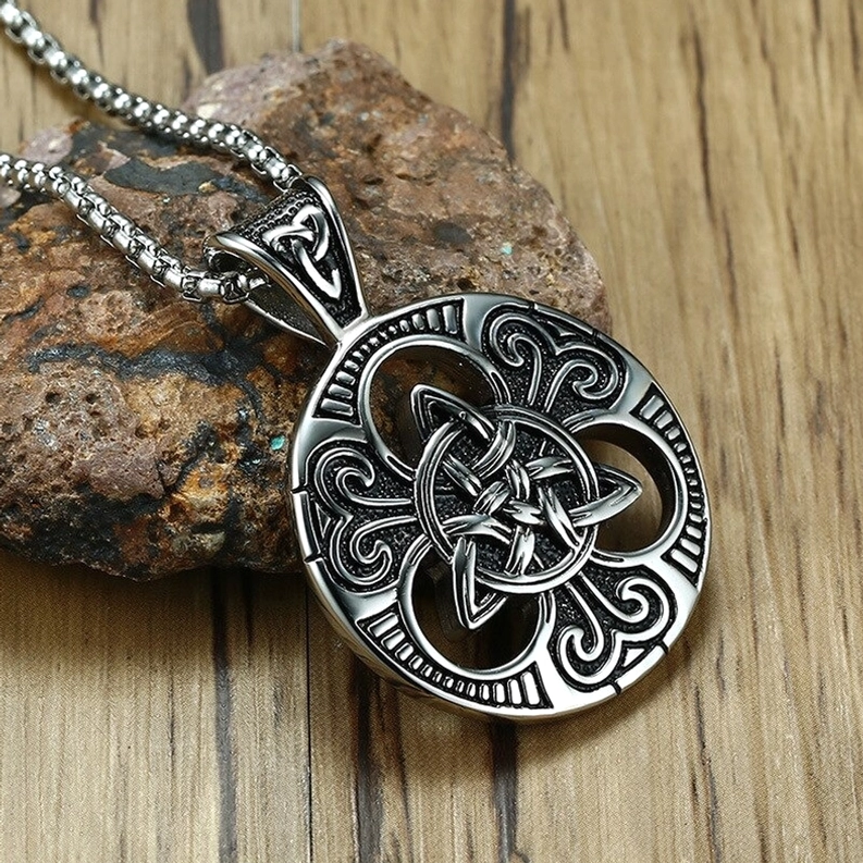 Silber Keltischer Knot Gothic Pendant mit Box-Chain Vintage-Ästhetik Seitenperspektive Edelstahl