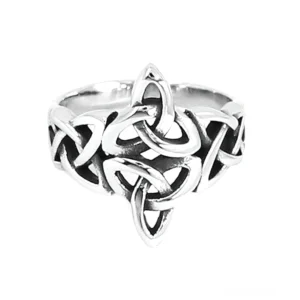 Polierter Edelstahl-Keltischer Triquetra-Ring Vorderansicht mit verschlungenen Trinity-Knoten-Motiv, ideal für gothic Stil und alternative Modeszene