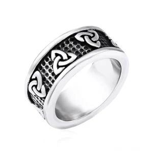 Keltischer Triquetra Edelstahl Ring Vorderansicht mit silbern-schwarzem Finish und erhabenen Knotenmuster – Gothic Bandring von oben fotografiert