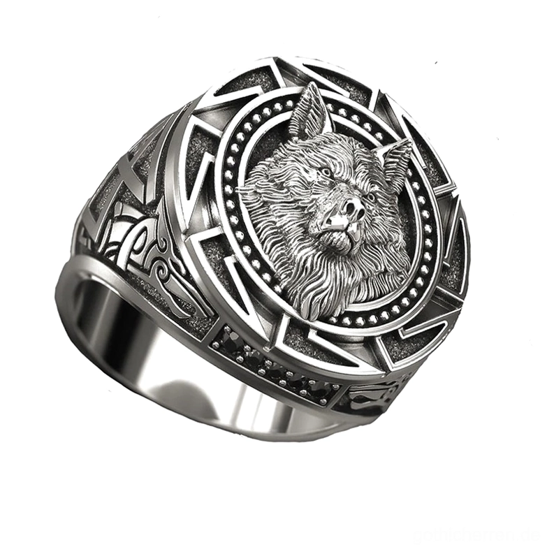 Vintage keltischer Wolfs-Ring mit geschnitzten Stammesmotiven auf dem Ringband, Seitenansicht mit detaillierter Metallhandwerkskunst und patiniertem Silberfinish