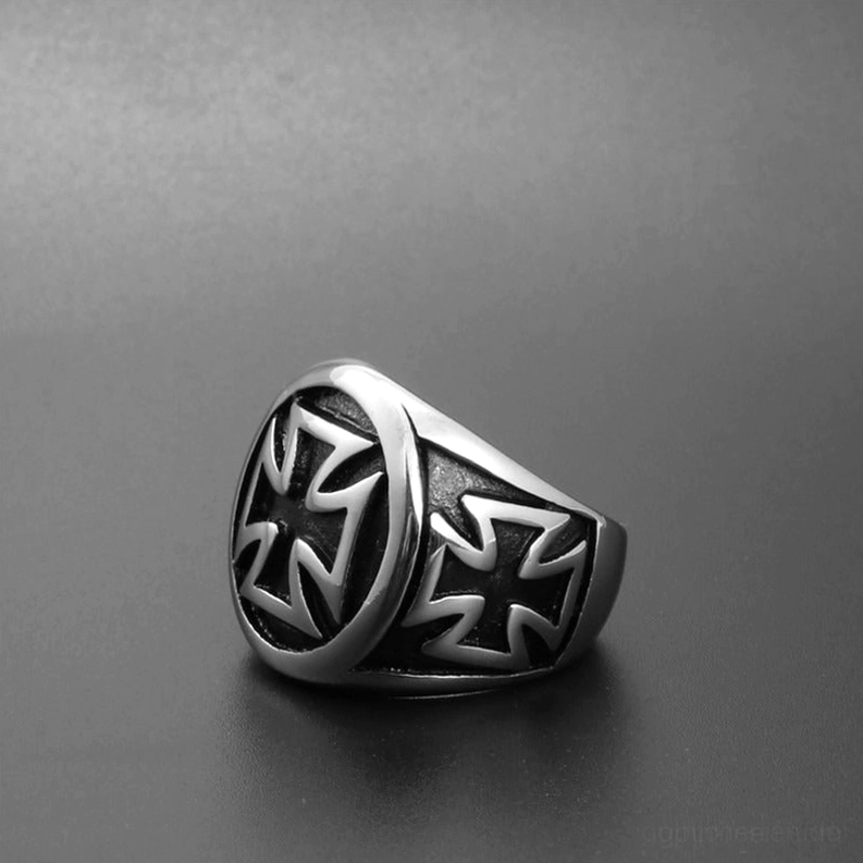 Keltischer Kreuz Biker Ring Seitlich untere Ansicht duales Kreuz Motiv graviert Gothic