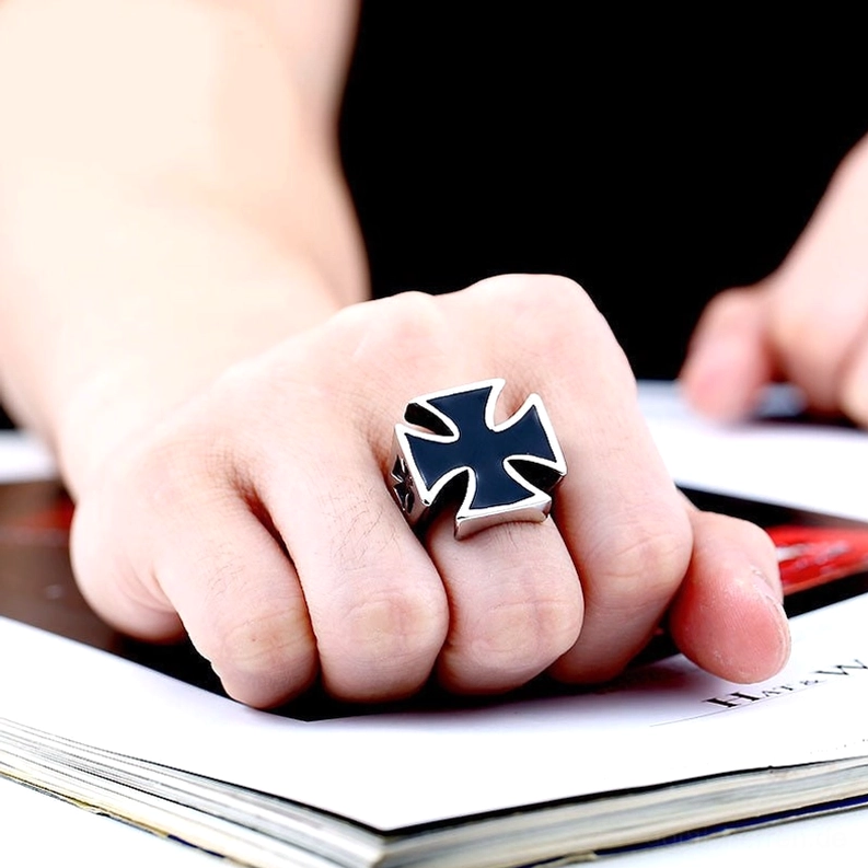 Männliche Hand trägt silber Keltisches Kreuz Gothic Bikerring am Zeigefinger auf Schreibtisch Tragebeispiel