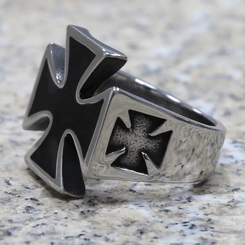 Gothic Keltisches Kreuz Edelstahl Bikerring Flatlay Produktfotografie schwarze Emaille Statement Ring
