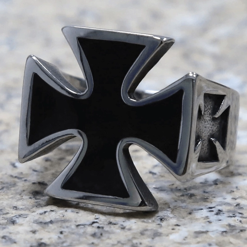 Granitstahlgrau Keltisches Kreuz Bikerring mit schwarzer Emaille Schrägansicht auf Granitstein Gothic Schmuck