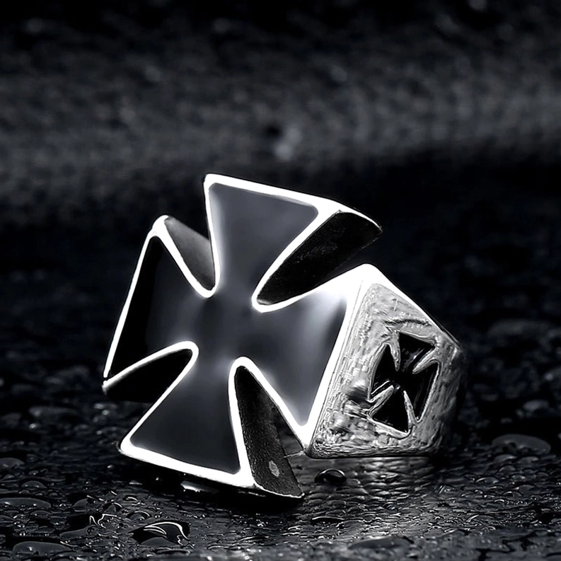 Silber Gothic Keltisches Kreuz Bikerring Obere Schrägansicht mit Gravur auf Ringschulter Detail Edelstahl