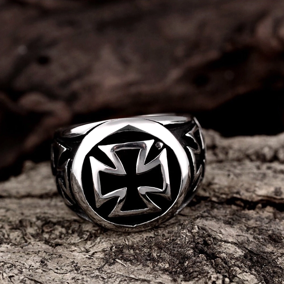 Keltischer Kreuz Ring Vintage schwarz-silber Ton Holz Hintergrund Gothic Ästhetik Lifestyle