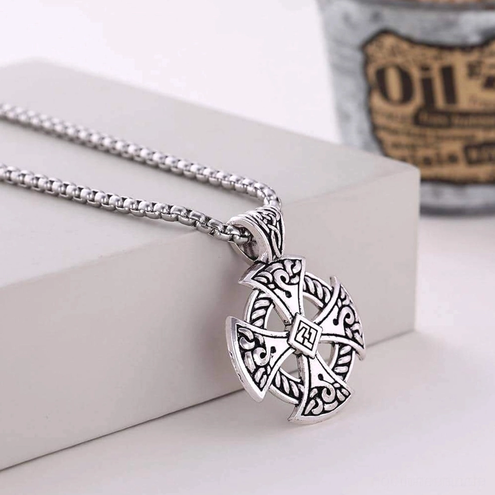 Antikes Silber keltisches Kreuzschild-Amulett mit gravierten Knotmuster-Details, Weizen-Kettengliederkette mit Vintage-Hintergrund-Styling