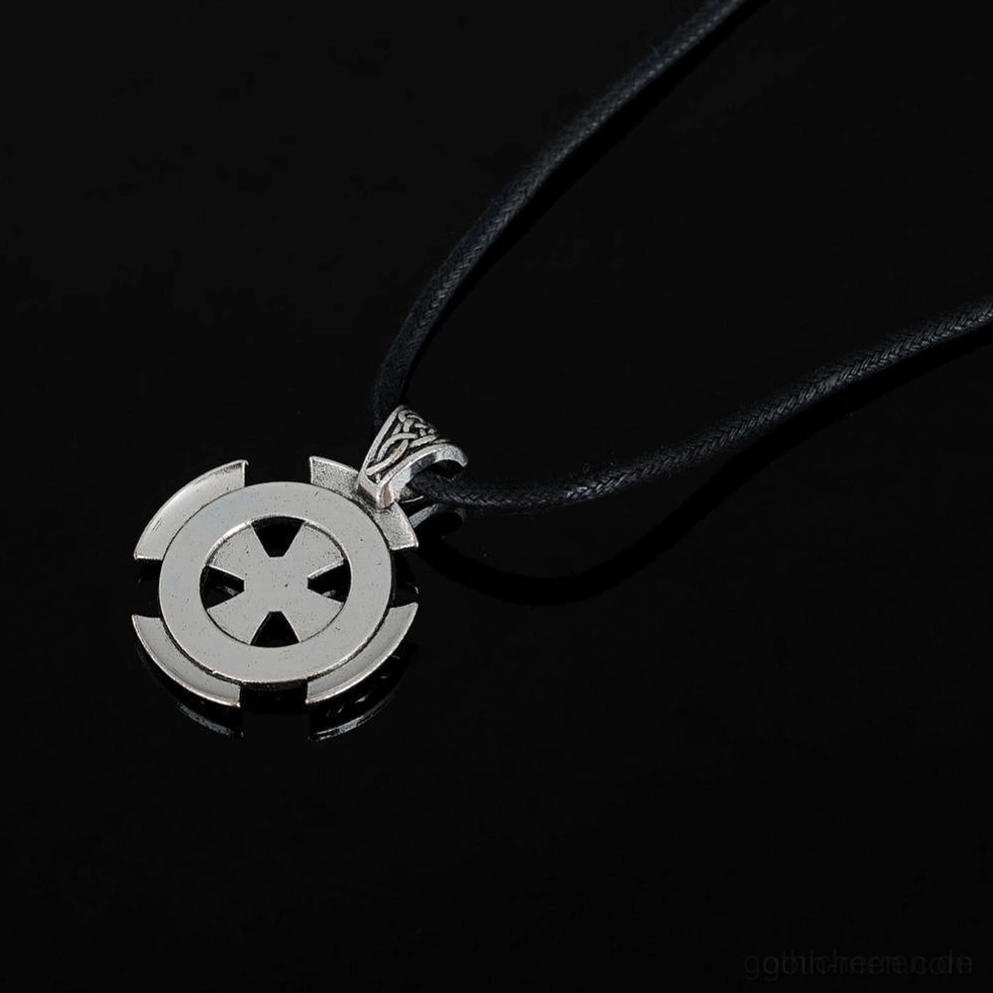 Reversibler keltischer Kreuzschild-Amulett Rückseite mit schwarzer Leder-Kordel-Halskette auf dunklem matter Hintergrund