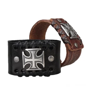 Keltisches Leder-Armband Gothic mit Metallkreuz in Schwarz und Braun - Frontale schrägansicht mit Metallkreuzornament und geflochtenen Lederkanten