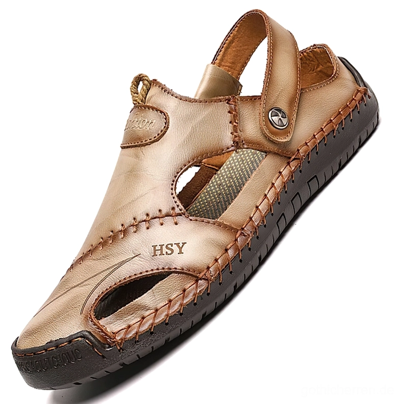 Khaki-farbene geschlossene Leder-Sandalen für Herren mit Buckle-Strap und handgenähtem Kantensaum – Gothic Moccasins für urbanen Dark-Style