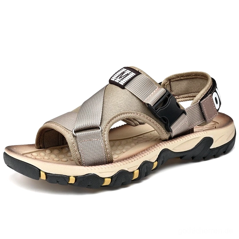 Khaki Gothic Buckle Sandalen Herren mit Kreuzriemchen-Konfiguration und verstellbarem Schnallenverschluss, dreiviertelseitenansicht produktfoto