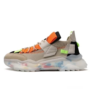 Khaki Gothic Laufschuh mit orange Besatz und transparenter mehrfarbiger Plateausohle in Frontansicht – Mesh-Obermaterial, Socken-ähnlicher Knöchelkragen, Schnürverschluss mit Riemen