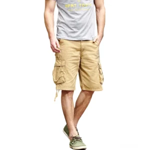 Männliches Modell in Khaki-farbener Gothic Utility Cargo Bermuda mit Multi-Pocket-Design, Vollkörper-Standaufnahme zeigt Passform und Alternative Fashion Styling