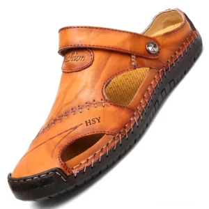 Khaki-farbene Leder-Gothic-Sandalen für Herren mit verstellbarem Buckle-Strap und handgefertigter Verarbeitung, Schrägansicht – Alternative Herren-Moccasins